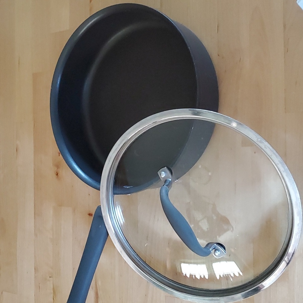 Pampered chef 10" pan with lid